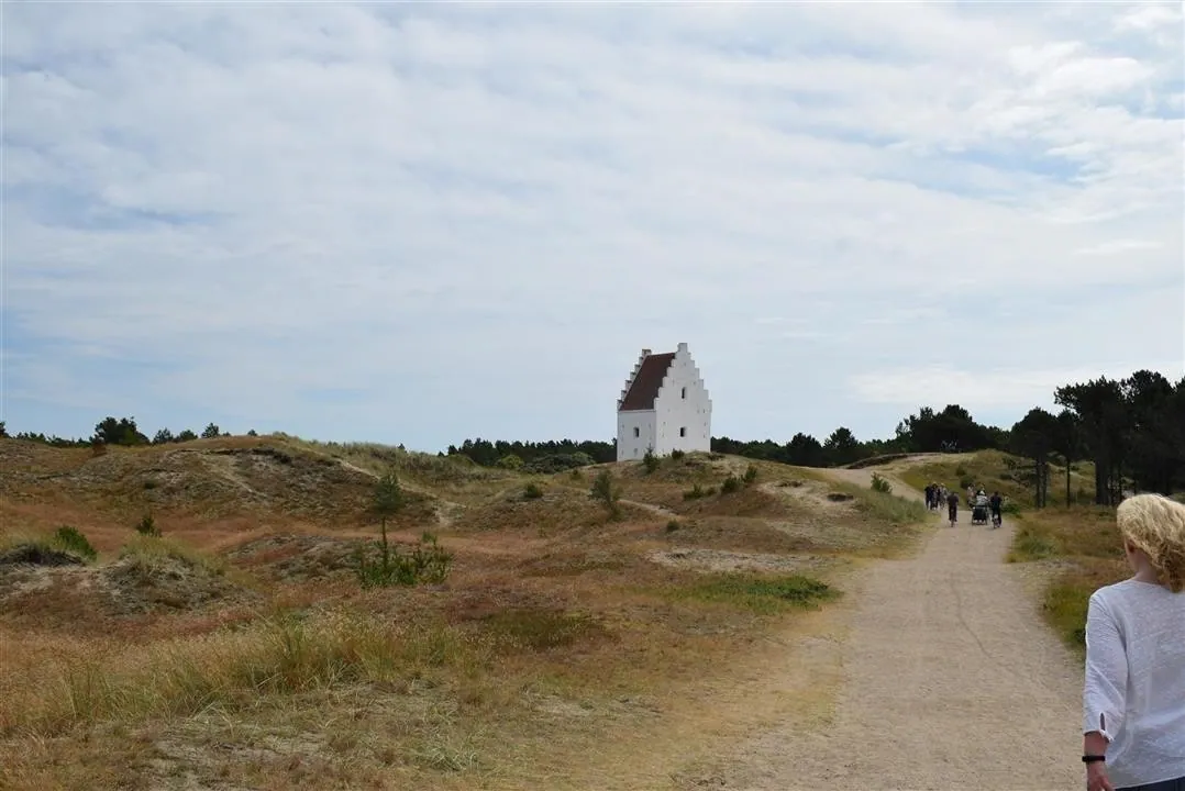 G22 den tilsandede kirke   the sand covered church skagen sat 22 jul (1)